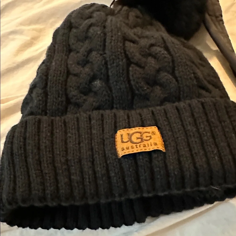 Ugg beanie Black with Pom Pom - Picture 4 of 6